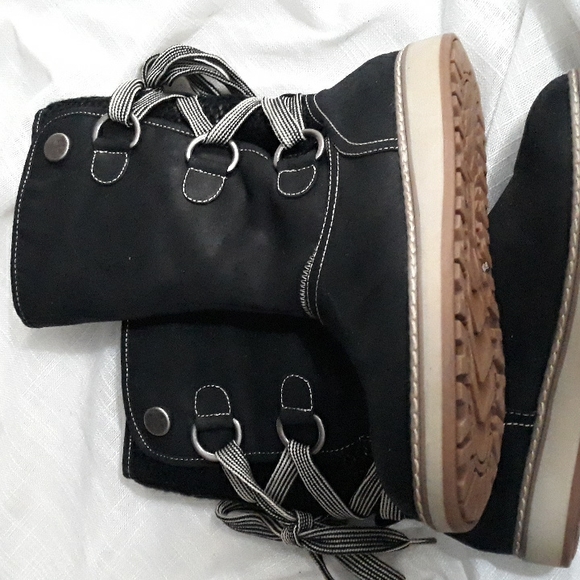 White Mountain black faux fur lined lace up boots. Size 8. - Picture 12 of 13